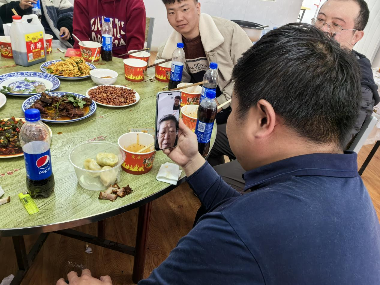 王玉琦與家人視頻。王元明攝