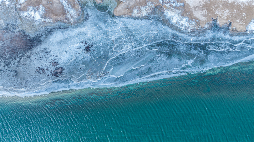 冬日阿拉克湖美不勝收。吳永明攝