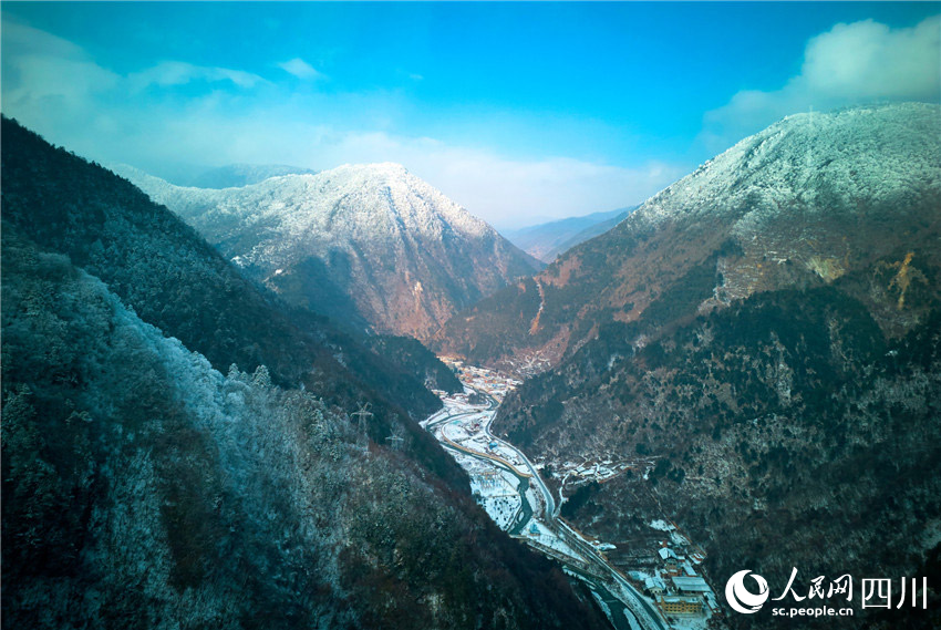 藍天、雪山、村寨相映生輝。胡宇攝